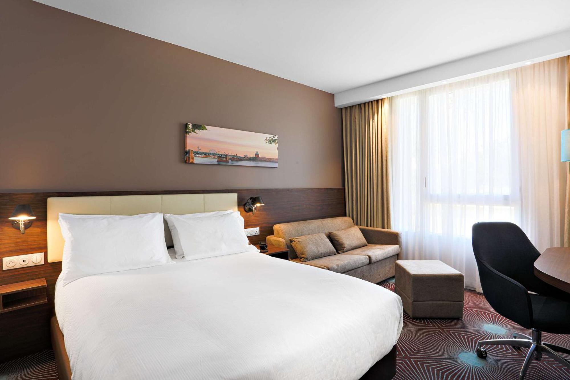 Hampton By Hilton Toulouse Airport Hotel 3*
